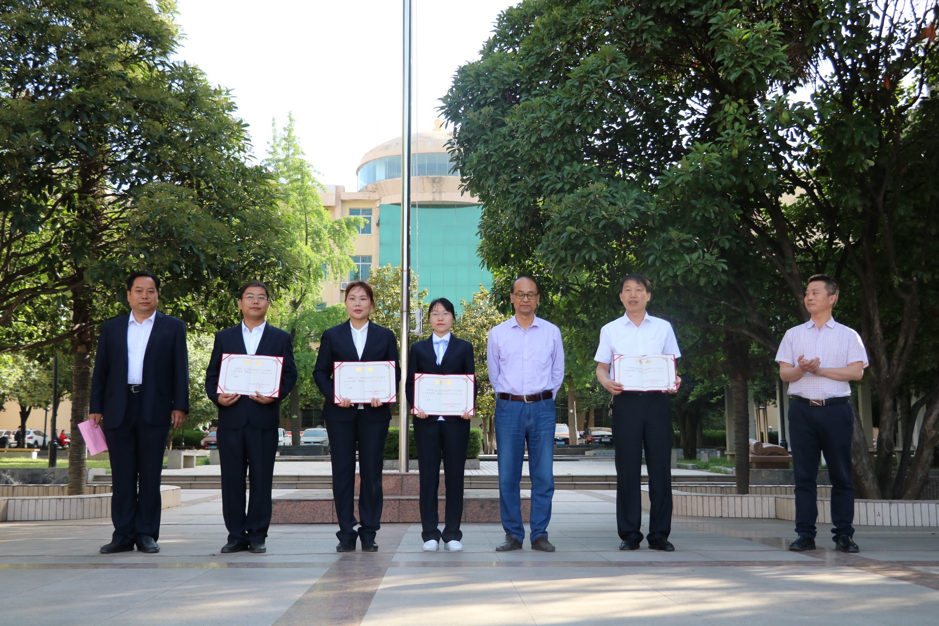 我院数学与应用数学专业在商洛市初级中学建立实践基地