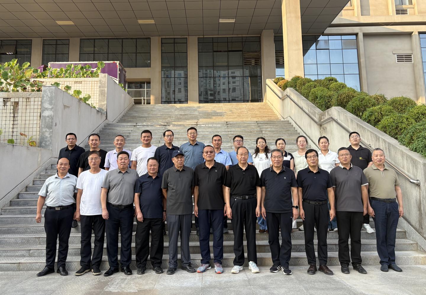 回望五十载育人路 同心聚力启新程 —— 数计学院举办“大力弘扬教育家精神，共筑尊师重教风尚” 座谈会