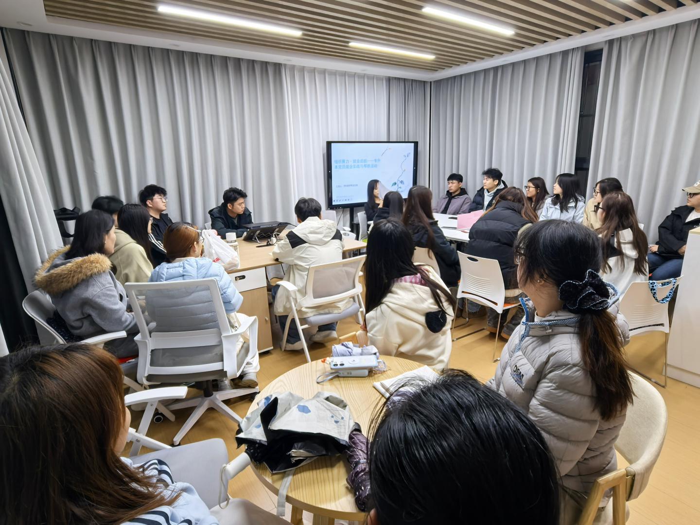 一站式活动|专升本党员就业实战与帮扶活动举行